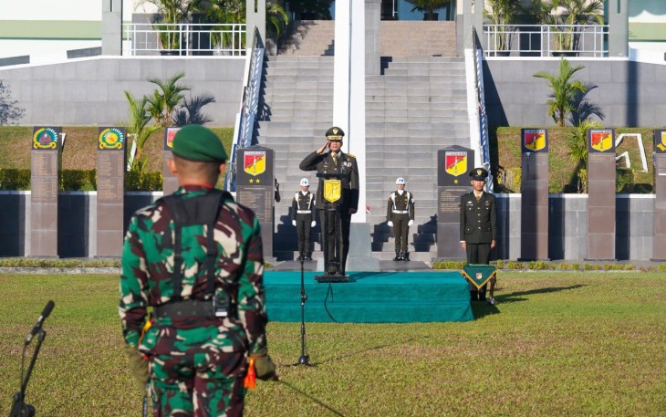 Irdam XIII Merdeka saat memimpin upacara bendera peringatan HUT RI Ke-80 di Makodam XIII Merdeka
