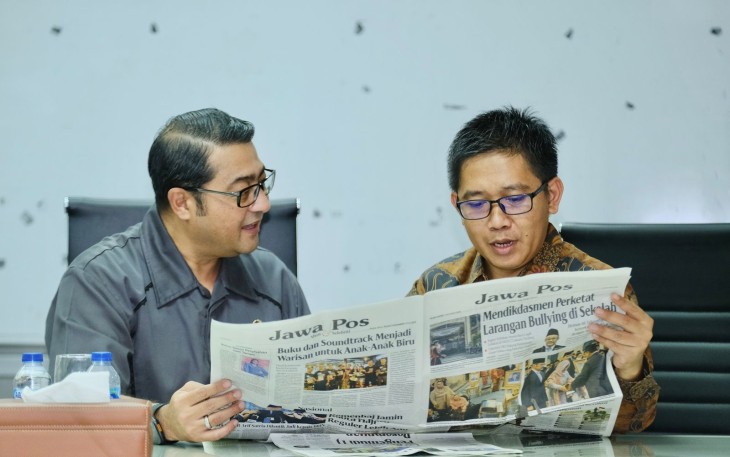 Menteri Ekraf Teuku Riefky Harsya saat melakukan audiensi dengan Pimpinan Redaksi Koran Jawa Pos, Eko Priyono dan jajarannya di Gedung Pers Graha Pena, Jakarta, Rabu, 12 November 2025.