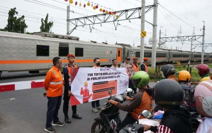 KAI Daop 6 Bersama KAI Properti Gelar Sosialisasi Keselamatan di Perlintasan KA