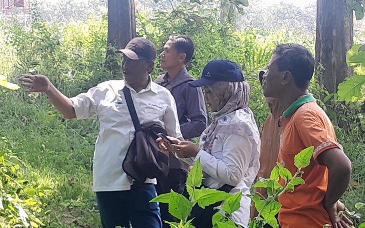 Tim Departemen Perencanaan Perum Perhutani mensurvei alur  hutan yang akan digunakan akses menuju sumur minyak NG-08.