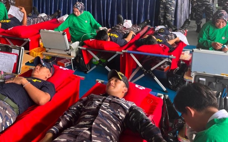 Sejumlah Prajurit KRI Teluk Youtefa-522 saat donor darah di Hanggar Heli KRI Teluk Youtefa-522 yang tengah bersandar di Pelabuhan Makassar.