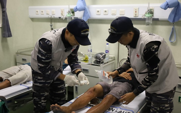 Kapal Perang saat Bantu Rumah Sakit TNI AL Evakuasi Korban Kapal Tenggelam di Perairan Utara Pulau Bangka