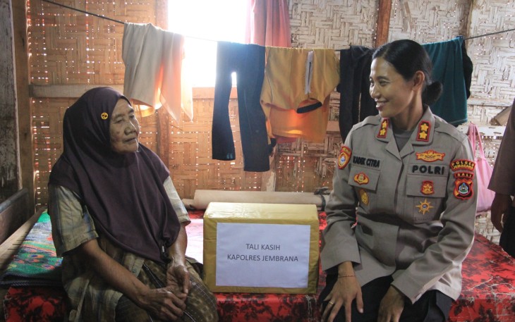 Kapolres Jembrana AKBP Kadek Citra Dewi Suparwati, S.H., S.I.K., M.I.K., saat menyerahkan bingkisan bantuan kepada warga.
