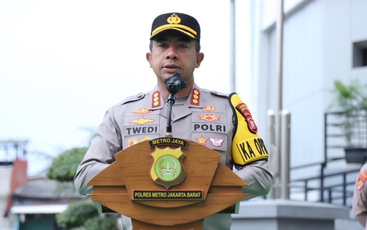 Kapolres Metro Jakarta Barat, Kombes Pol Twedi Aditya Bennyahdi, memimpin apel pagi di halaman Mapolres Metro Jakarta Barat pada Rabu (2/4/2025). 