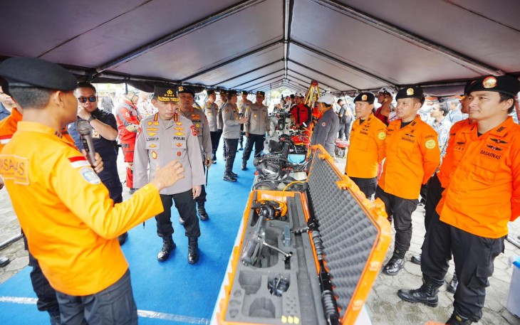 Kapolri Jenderal Listyo Sigit saat melakukan pengecekan langsung kesiapsiagaan tanggap bencana Provinsi Daerah Istimewa Yogyakarta di Satbrimobda Polda DIY.