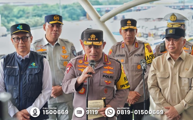 Kapolri Jenderal Listyo Sigit Prabowo didampingi Kakorlantas Polri Irjen Pol Agus Suryonugroho bersama Menteri Perhubungan, Dudy Purwagandhi dan Menteri Kesehatan, Budi Gunadi Sadikin, Minggu (6/4/2025)