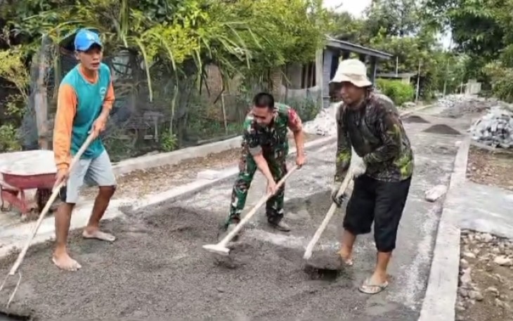 Anggota Babinsa Koramil Kendal Kodim 0805/Ngawi Sertu Suyanto bersama warga melaksanakan karya bakti gotong royong bahu membahu memasang paving blok jalan yang berada di Desa Patalan Kecamatan Kendal, Jum'at (21/02/2025)