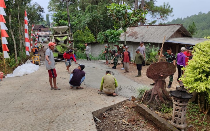 Satgas TNI Manunggal Membangun Desa (TMMD) ke-123 Kodim 0807/Tulungagung bersama warga masyarakat terus bergotong royong dalam pengerjaan rabat jalan beton sepanjang 1.005 meter di Desa Nglurup, Kecamatan Sendang, Kabupaten Tulungagung, Jawa Timur, Jumat (21/02/2025)