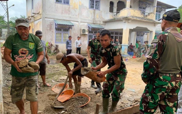 Karya Bhakti di Masjid Al-Hikmah