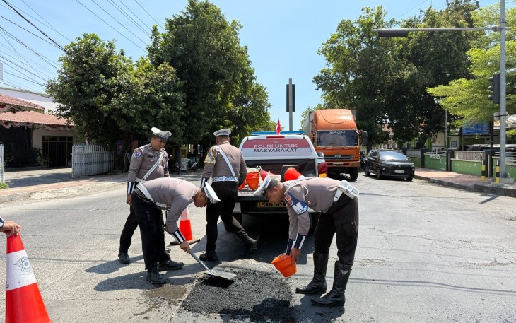 Penambalan jalan berlubang dipimpin Kasat Lantas AKP Nanang Hendra Irawan, S.H., M.H., dengan melibatkan personel Turjagwali dan anggota Opsnal Satlantas
