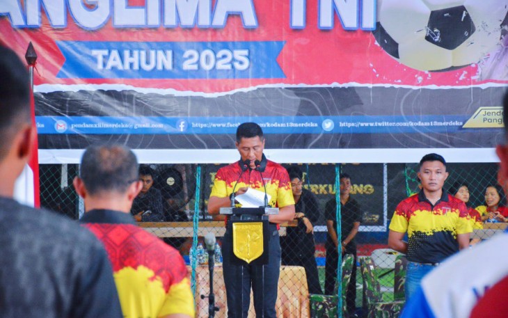 Kasdam XIII Merdeka saat membacakan amanat Panglima TNI