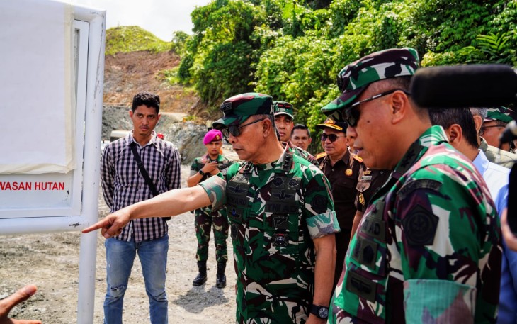 Kasum TNI Letjen TNI Richard Tampubolon bersama Kajampidsus Febrie Adriansyah melaksanakan kunjungan kerja ke lokasi Penertiban Kawasan Hutan di Maluku Utara dan Sulawesi Tenggara, Kamis (11092025).