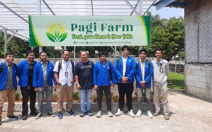 Kegiatan PkM Tim Universitas Pertamina yang dilakukan oleh dosen beserta mahasiswa di pertanian modern PagiFarm, Bogor, Jawa Barat