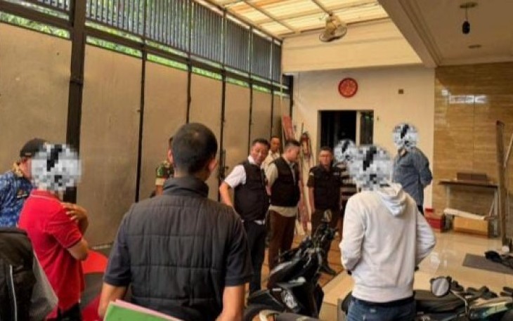 Kejaksaan Negeri Jakarta Timur saat melakukan penggeledahan, Senin (10/11/2025).