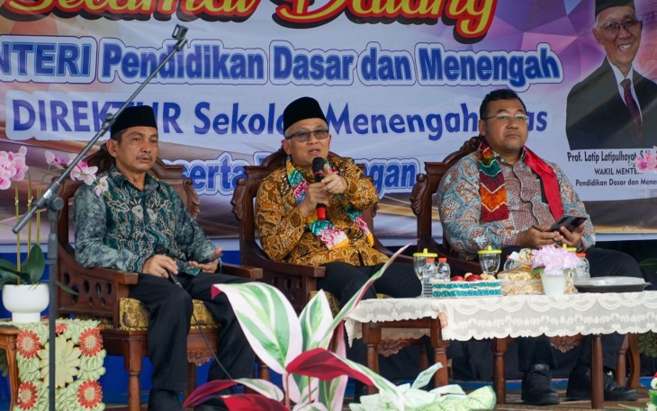 Wakil Menteri Pendidikan Dasar dan Menengah, Atip Latipulhayat, dalam dialog pendidikan bersama warga sekolah SMA Negeri 7 Banjarmasin, Kalimantan Selatan.