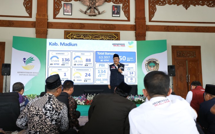 Menteri Sosial Saifullah Yusuf (Gus Ipul) dalam dialog bersama pilar-pilar sosial se-Karesidenan Madiun di Pendopo Ronggo Djoemono, Kabupaten Madiun, Jawa Timur. Sebanyak 457 pilar sosial dari Madiun, Magetan, dan Ngawi hadir menyimak arahan tersebut