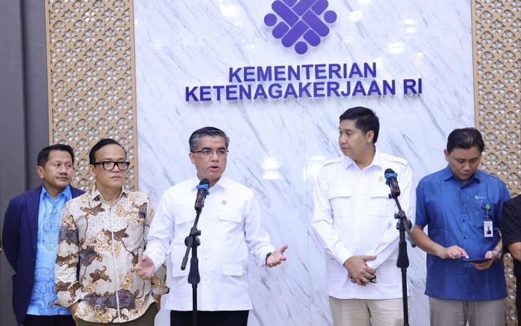 Menaker Yassierli dalam keterangannya bersama Menteri PKP Maruarar Sirait usai menyaksikan Penandatanganan Kerja Sama terkait Dukungan Program Kepemilikan Rumah Layak Huni melalui Program Pembiayaan Tapera dan Kredit Pemilikan Rumah Sejahtera, di Kantor Kemnaker, Jakarta, Kamis (14/8/2025).