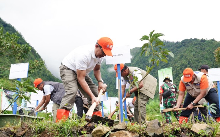 Kepala BNPB Dr. Suharyanto, S.Sos., M.M. menghadiri dan melakukan penanaman bibit pohon pada  puncak penanaman pohon sebagai upaya mitigasi vegetasi di Dusun Sirengkel, Desa Mlandi, Kecamatan Garung, Kabupaten Wonosobo, Jawa Tengah, pada Jumat (21/11)