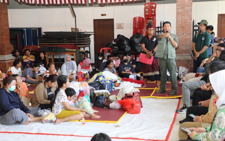 Kepala BNPB Letjen TNI Dr. Suharyanto, S.Sos. M.M., saat meninjau lokasi pos pengungsian bagi warga terdampak banjir di Kota Denpasar.