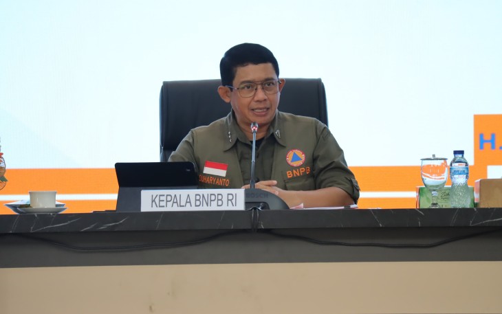Kepala BNPB Letjen TNI Dr. Suharyanto, S.Sos., M.M., (kemeja dan rompi hijau) saat memberikan arahan kepada peserta Rapat Koordinasi Penanggulangan Bencana di Auditorium Istana Gubernur, Kota Padang, Sumatra Barat pada Rabu (75).