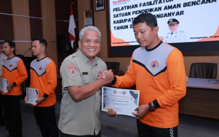 Kepala Pelaksana BPBD Karanganyar, Hendro Prayitno, menyerahkan piagam penghargaan kepada guru SD peserta pelatihan fasilitator SPAB, di Kantor Bupati Karanganyar, Selasa (1542025).