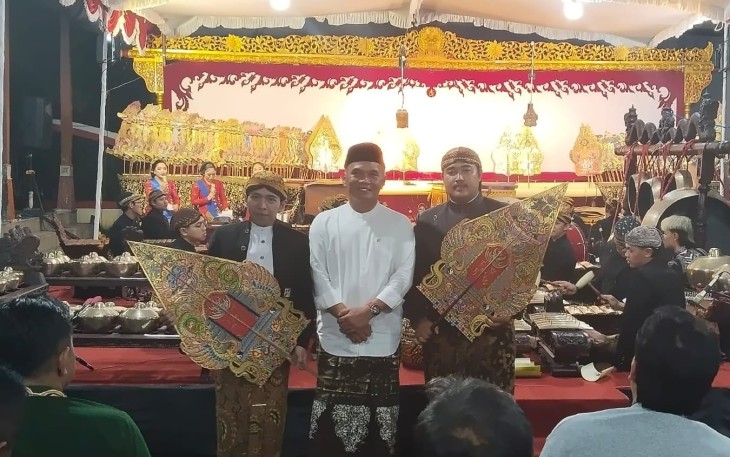 Ketua DPRD Jateng, Sumanto, bersama Ki Anggit Laras Prabowo dan Ki Canggih Tri Atmaja, sebelum pementasan lakon Pendadaran Siswa Sokalima, di Desa Suruh, Tasikmadu, Karanganyar, Jumat (1652025) malam.