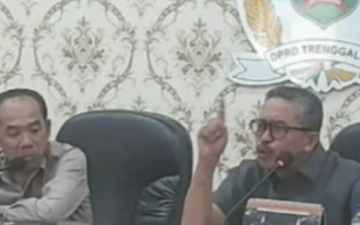 Ketua Komisi IV DPRD Kabupaten Trenggalek Sukarodin, saat memimpin rapat dengar pendapat dengan wali murid SD dan SMP di Aula DPRD setempat.