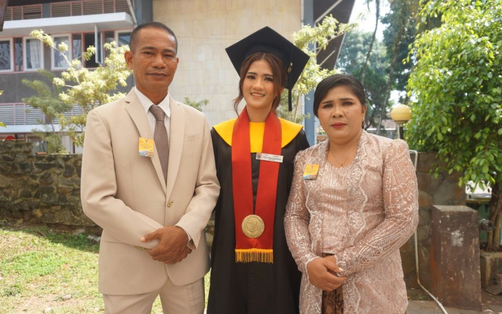 Kisah haru orang tua Shintia Pricillia lulusan UKSW yang selamat dari kecelakaan KM Barcelona V.jpg