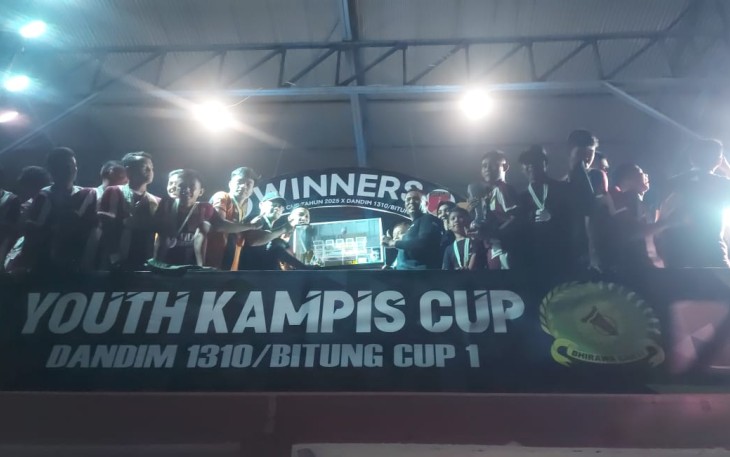 Klabat Jaya Sakti saat menerima piala Youth Kampis Cup Piala Dandim 1310/Bitung Cup 1 yang di serahkan langsung oleh Ketua Panitia bersama Dandim 1310/Bitung, Letkol Czi Hanif Tupen