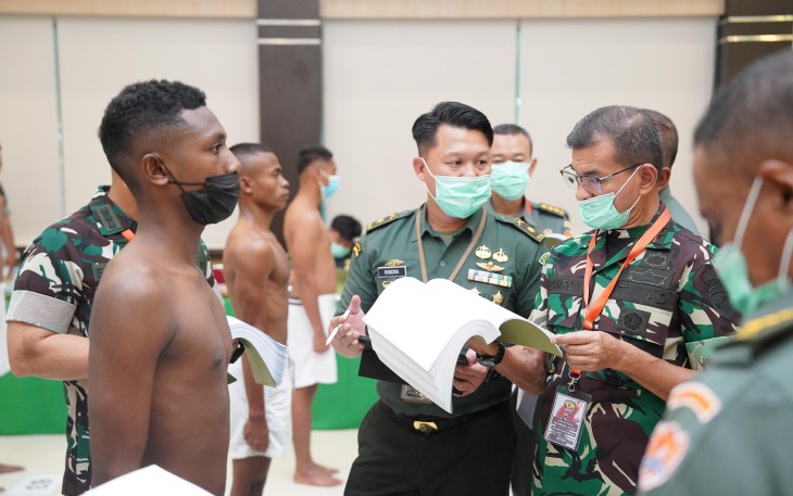 Pangdam IX/Udayana, Mayjen TNI Muhammad Zamroni, S.IP., M.Si., saat memimpin Sidang Pantukhir Penerimaan Calon Tamtama TNI AD yang berlangsung di Aula Supardi, Makodam IX/Udayana, Denpasar, pada Senin (24/2/2025)