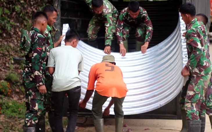 TNI melaksanakan pemasangan Jembatan Aramco bantuan Kepala Staf Angkatan Darat (KASAD) di Desa Alue Sentang dan Desa Alue Gadeng Kebun, Dusun Alue Meukuh, Kecamatan Birem Bayeun, Kabupaten Aceh Timur, Minggu (21/12/2025).