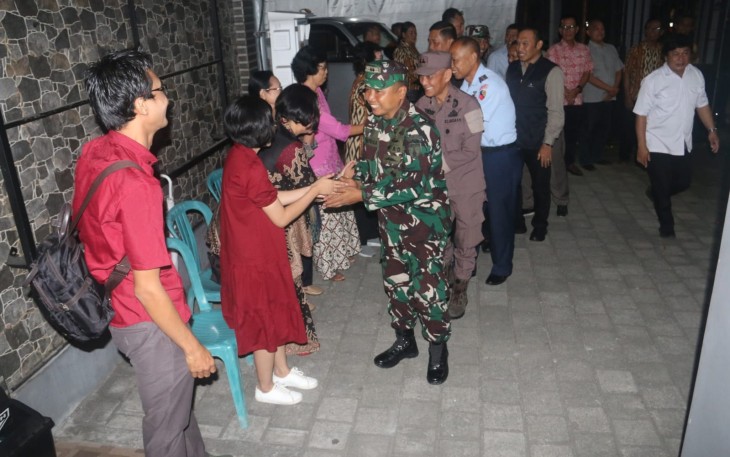 Dandim 0803/Madiun Letkol Inf I Nyoman Adhisaputra bersama Forkopimda Kabupaten Madiun saat melaksanakan patroli serta pengecekan sejumlah pos pengamanan, Rabu (25/12).