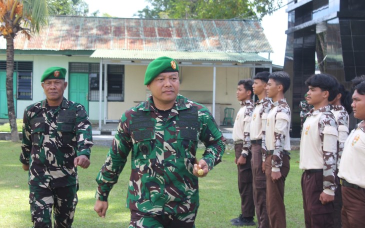 Dandim 1310/Bitung, Letkol Inf Dewa Made DJ, saat mengecek para Kadet KKRI pada kegiatan Persami Gel. III Tahun anggaran 2025 Kodim 1310/Bitung.