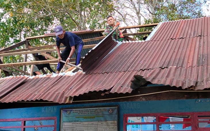 Babinsa dan Warga Gotong Royong Rehab Sekolah di Palampang