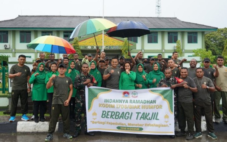 Kodim 1708/BN Bagikan Takjil Gratis untuk Warga Biak Numfor
