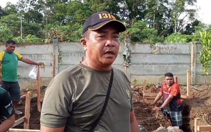 Serma Bonny Katuuk bersama Personil Satgas TMMD Kodim 1310/Bitung saat melakukan pembangunan Bak air