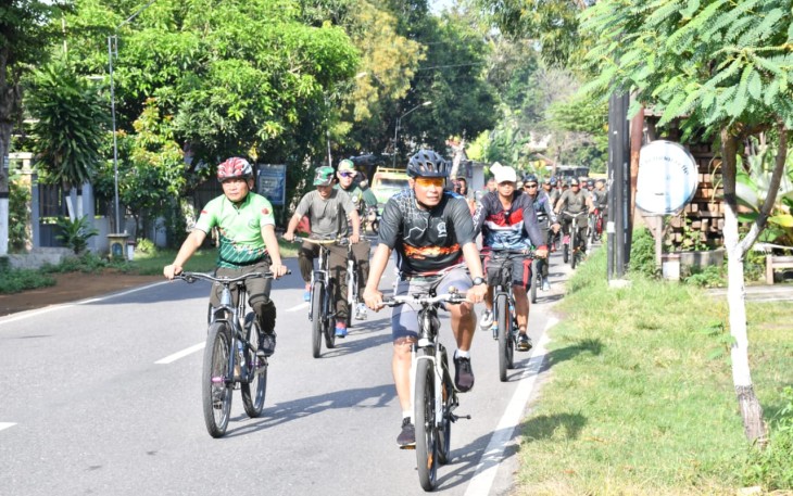 Kodim 0802/Ponorogo tadi pagi menggelar olahraga bersama (Gowes) dengan mengambil rute start dan finish di Makodim 0802/Ponorogo jalan Basuki Rahmat nomor 38 Kota / Kabupaten Ponorogo, Jumat (21/02/2025)