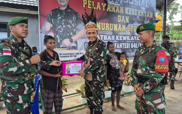 Danrem 121/Abw Brigjen TNI Purnomosidi, S.I.P., M.A.P., M.Han., mengunjungi Prajurit Satgas Yonif 642/Kapuas, di Jl. Trans papua Barat, Kab. Manokwari Selatan, Distrik Tahota, Sabtu (22/02/2025)