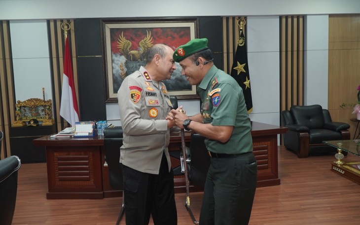 Komandan Korem 121Abw Brigjen TNI Purnomosidi, S.I.P., M.A.P., M.Han., didampingi pejabat Korem 121Abw silaturahmi ke Polda Kalimantan Barat, Senin (14042025). 