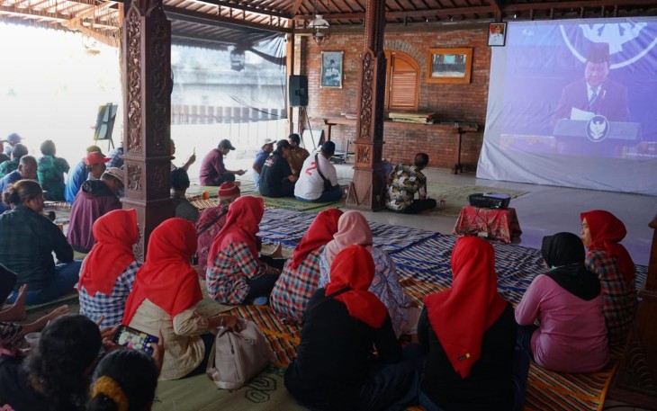 Warga nonton bareng siaran langsung prosesi pelantikan kepala daerah, di Joglo Dawan, Tasikmadu, Karanganyar pada Kamis (20/2/2025)