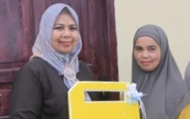 Wakil Ketua I DPRD Provinsi Kepri Hj Dewi Kumalasari Ansar saat menyerahkan Kunci Rumah secara simbolis.