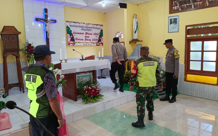 Babinsa Kwadungan Bersama Bhabinkamtibmas saat Laksanakan PAM Gereja dalam Perayaan Ibadah Natal