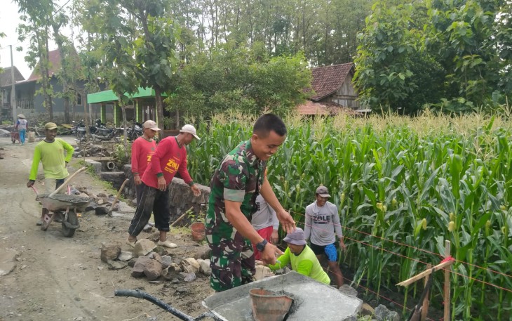 Babinsa Koramil 0805/12 Mantingan Bersama Masyarakat Kerja Bakti Pembuatan Talud
