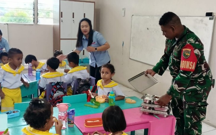 Babinsa Koramil 1710-02/Timika saat Dampingi Pelaksanaan MBG di Wilayah Binaannya