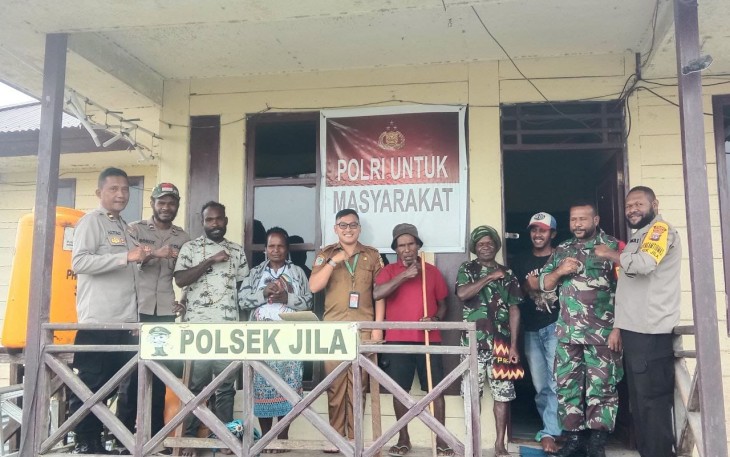 Babinsa Koramil 1710-05/Jila Bersama Distrik Jila dan Polsek Jila saat Melaksanakan Pertemuan Dengan Tokoh Masyarakat