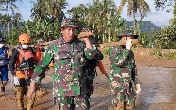 Prajurit TNI saat turut evakuasi Korban Banjir Bandang dan Tanah Longsor