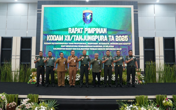 Danrem 121/Abw Brigjen TNI Purnomosidi, S.I.P., M.A.P., M.Han., menghadiri Rapat Pimpinan Kodam XII/Tpr Tahun 2025. Bertempat di Aula Sudirman, Makodam XII/Tpr, Selasa (25/2/2025)