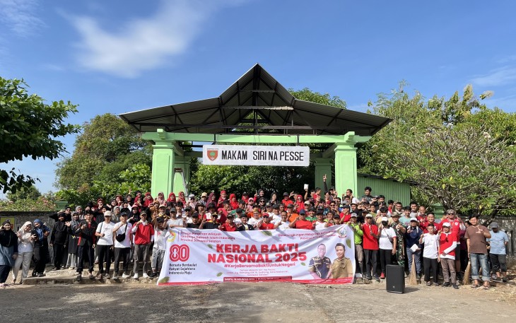 Momen kebersamaan warga LDII Makassar bersama DLHK Sulsel saat melakukan kerja bakti serentak bertema "Kerja Bersama Bakti untuk Negeri" di Pemakaman Siri Na Pesse, Jalan Daeng Ramang, Kota Makassar, Sabtu (16/8/2025). 