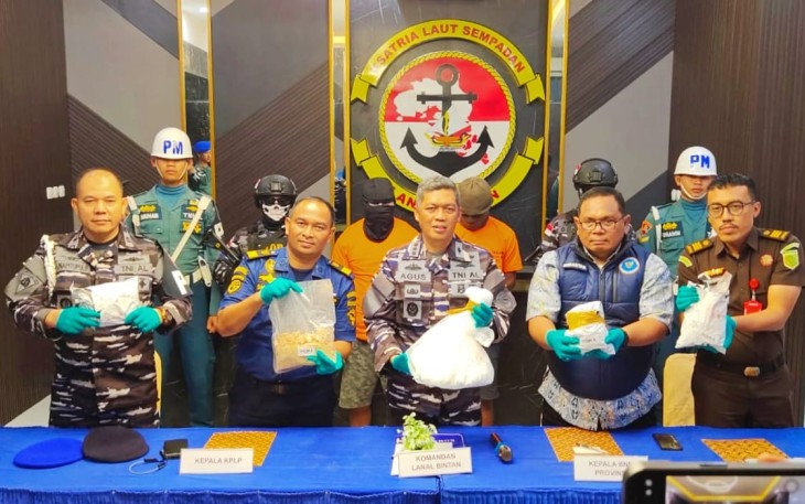 Danlanal Bintan Kolonel Laut (P) Dr. Eko Agus Susanto, S.E., M.M.,  saat Prees Release di halaman Mako Lanal Bintan