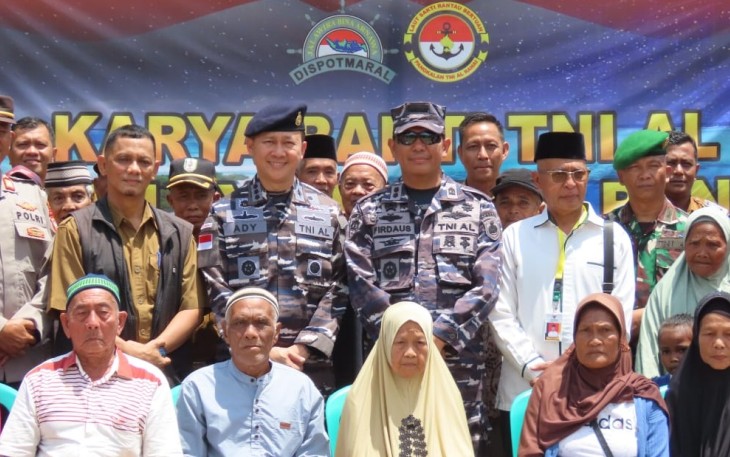 Komandan Lanal Ranai, Kolonel Laut (P) Ady Dharmawan, S.IP., P.S.C., foto bersama warga desa, Selasa (26/08/2025).